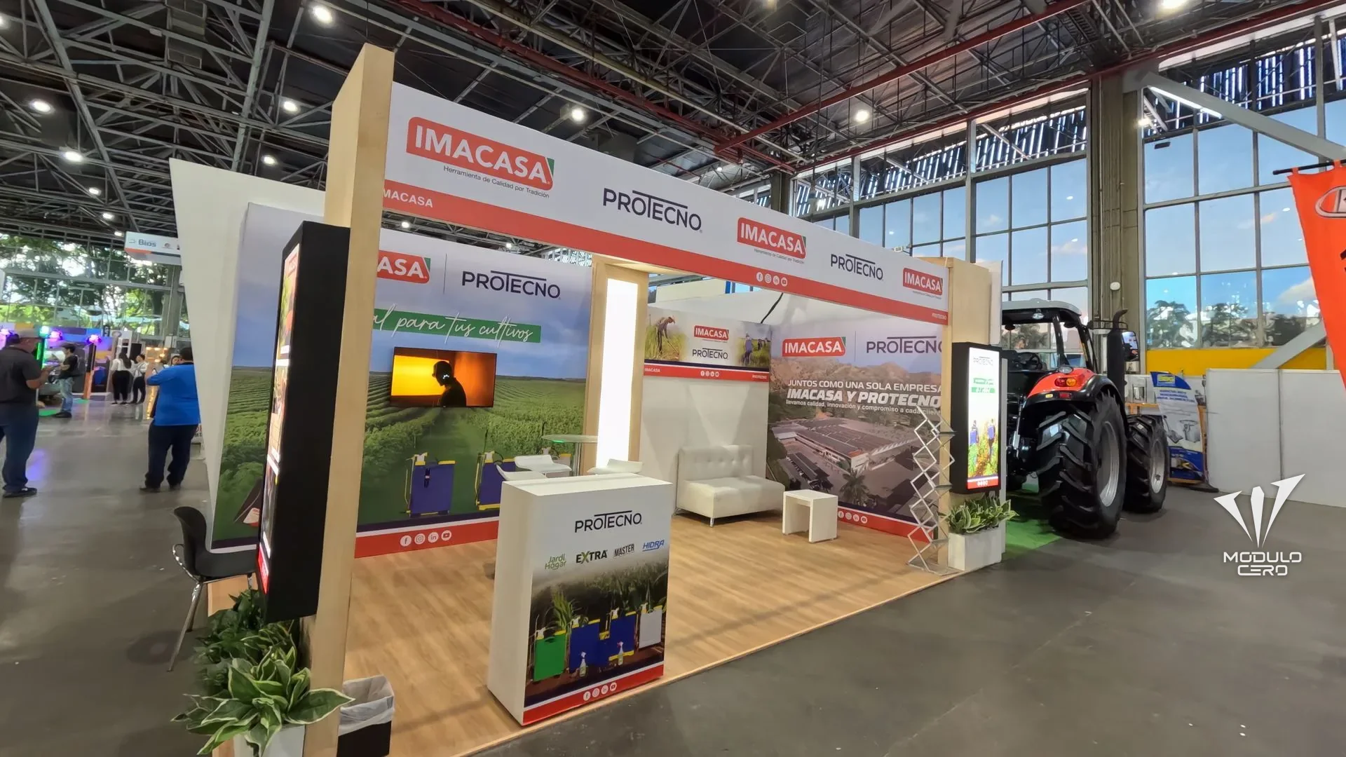 Stand corporativo en madera construido por JAR-COR en una feria agroindustrial