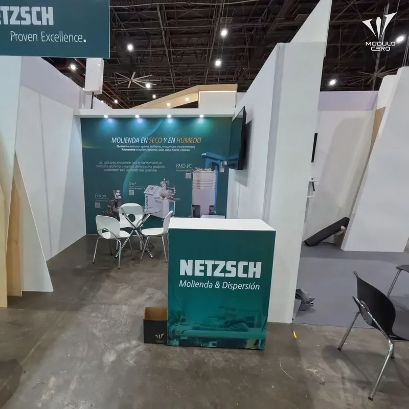 Stand corporativo con paneles escultóricos en madera y panel blanco