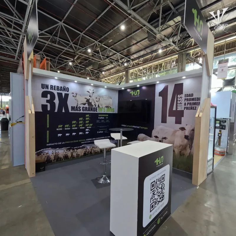 Stand con gráfica de gran formato y zona de atención