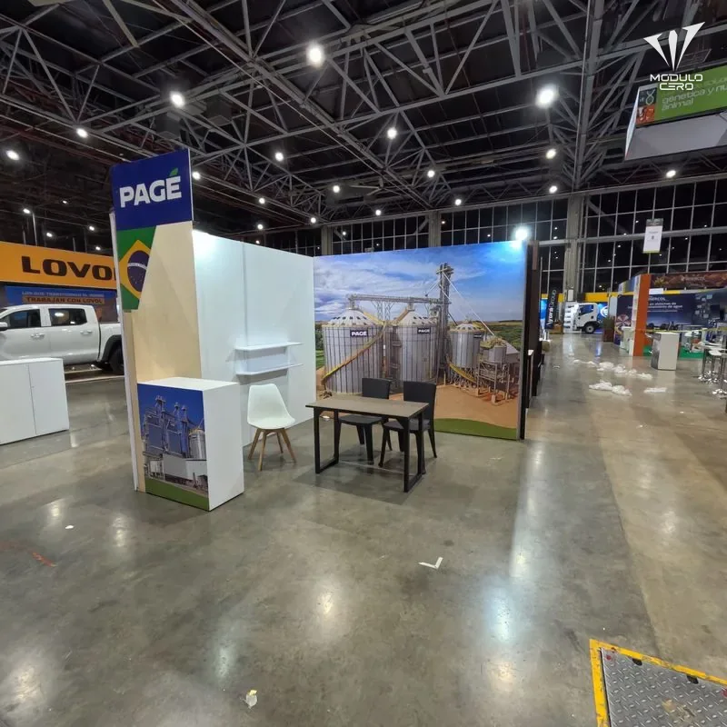 Stand con sala de reuniones y gráfica panorámica