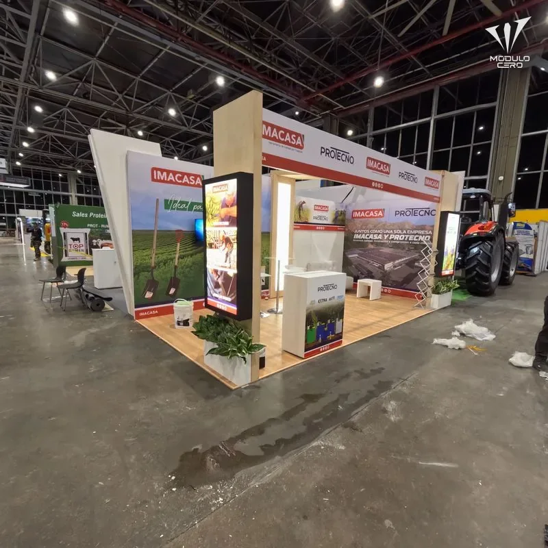 Stand en madera con exhibición de maquinaria agrícola