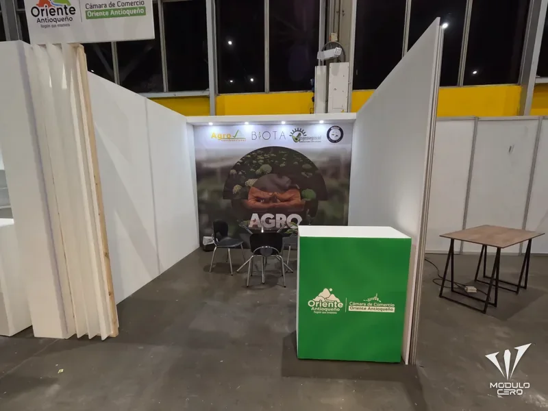 Paneles y estructuras de madera durante la fabricación de un stand