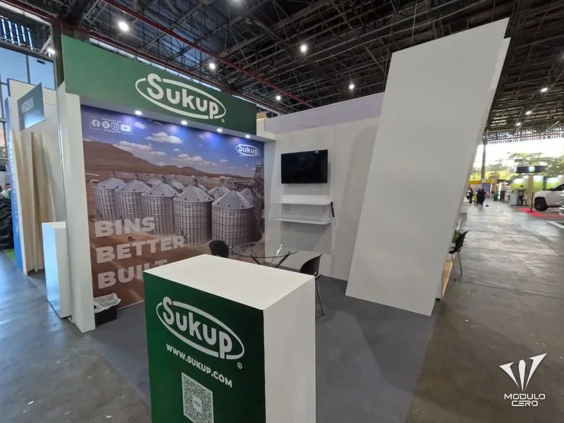 Espacio comercial con mostrador, gráfica de marca y zona de exhibición