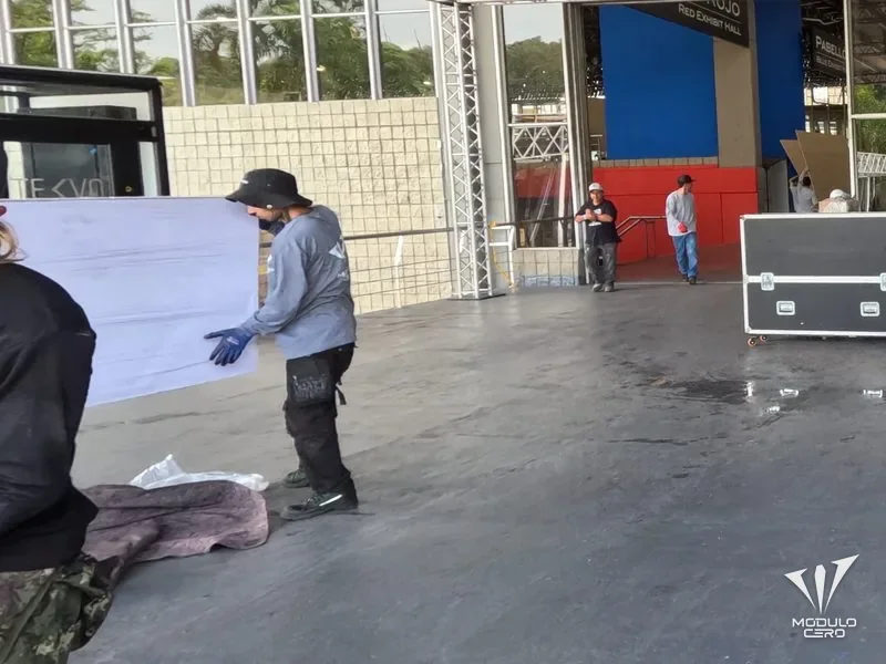 Equipo de JAR-COR durante el montaje de una estructura en pabellón ferial