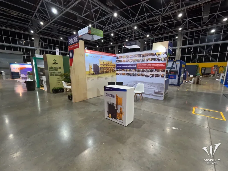 Varios stands construidos por JAR-COR en un mismo pabellón ferial
