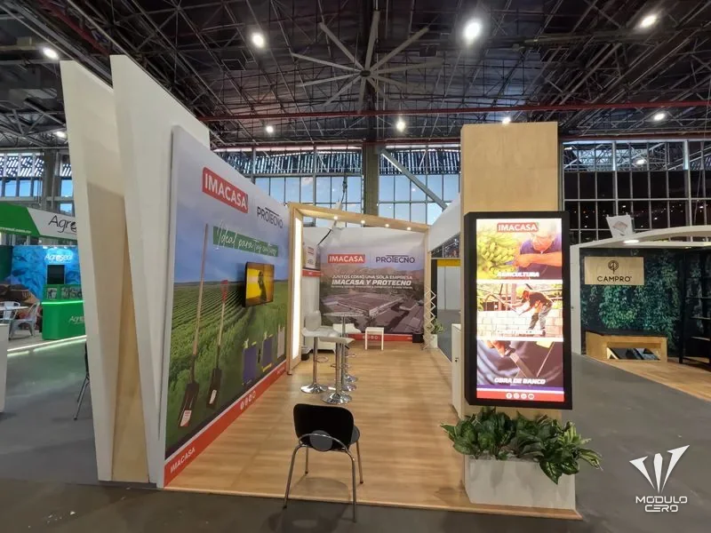 Stand de feria con piso en madera, gráfica de gran formato y pantallas