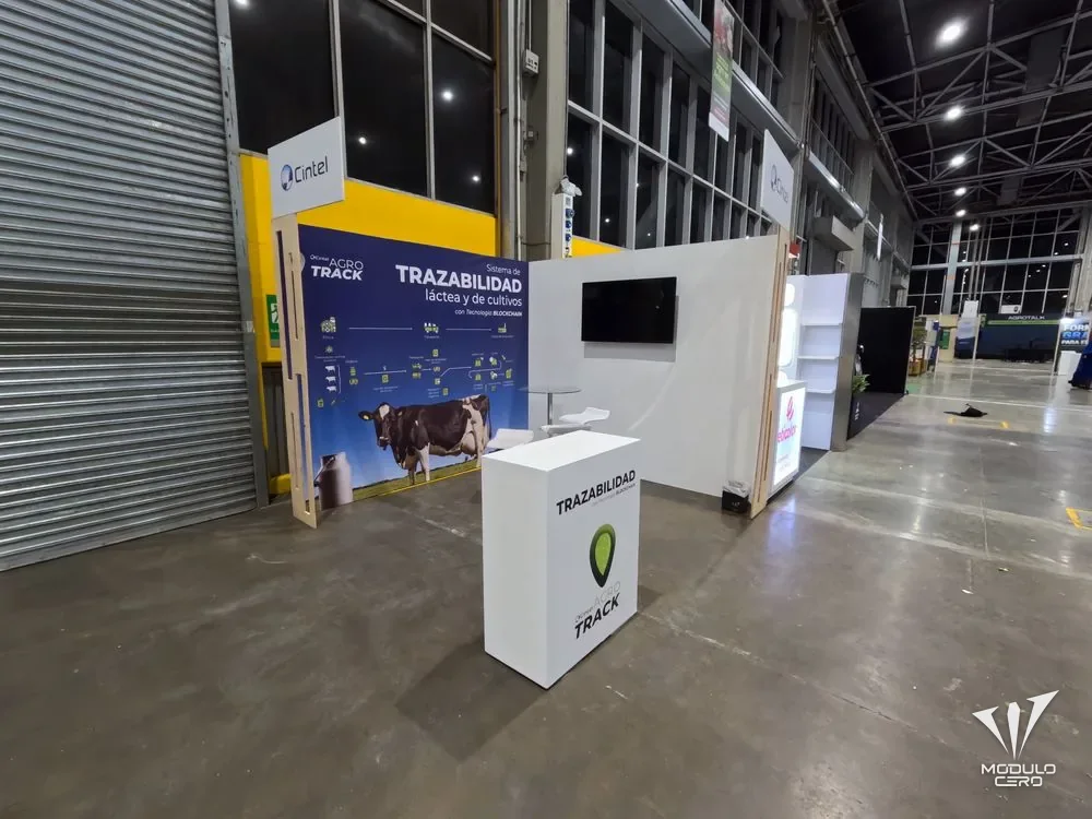 Stand modular con mostrador y pantalla