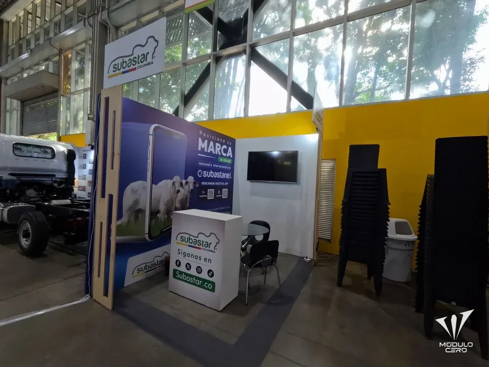 Stand con vehículo en exhibición y gráfica de marca