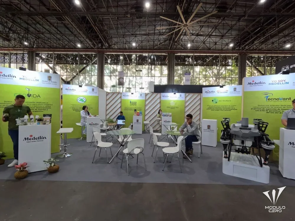 Stand institucional con zona de atención y mesas