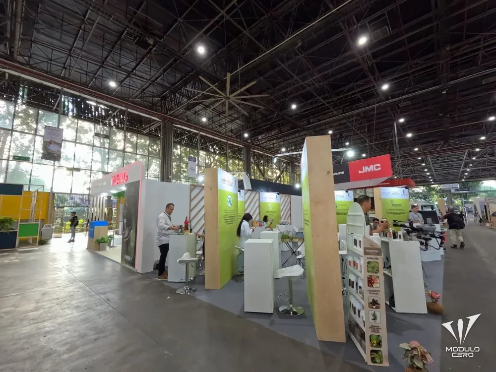 Stand con vitrinas y exhibición de producto