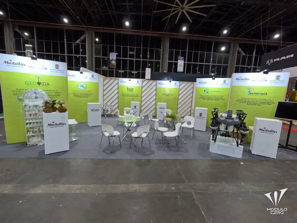 Stand institucional de gran formato con zona de reuniones